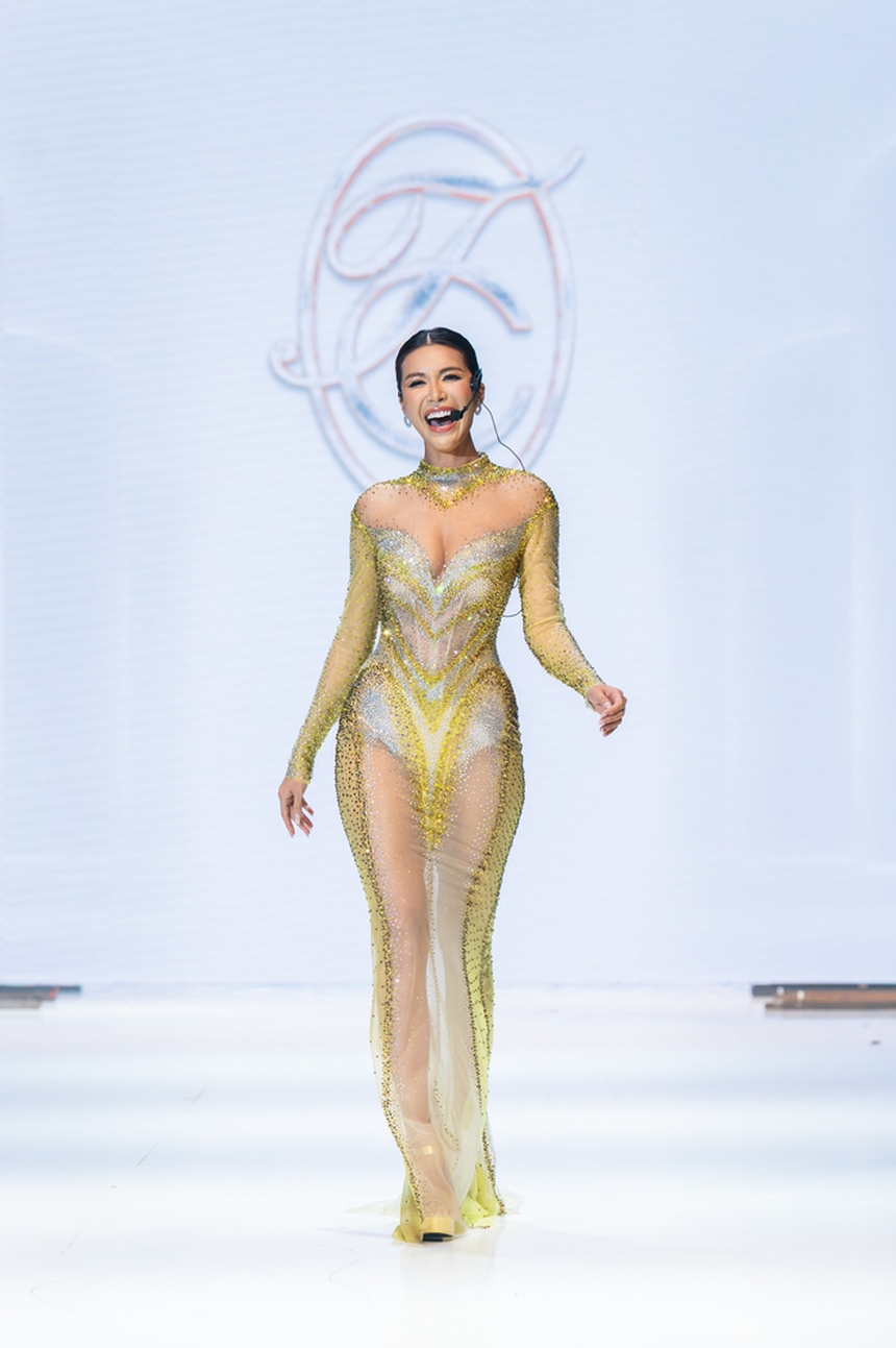 Đám cưới Minh Tú: Dàn hậu catwalk, Hòa Minzy thành 'cơ trưởng', Thùy Tiên thành công bắt hoa cưới - Ảnh 3.