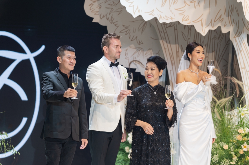 Trang phục cưới đặc biệt NTK Chung Thanh Phong dành cho siêu mẫu Minh Tú - Ảnh 13.