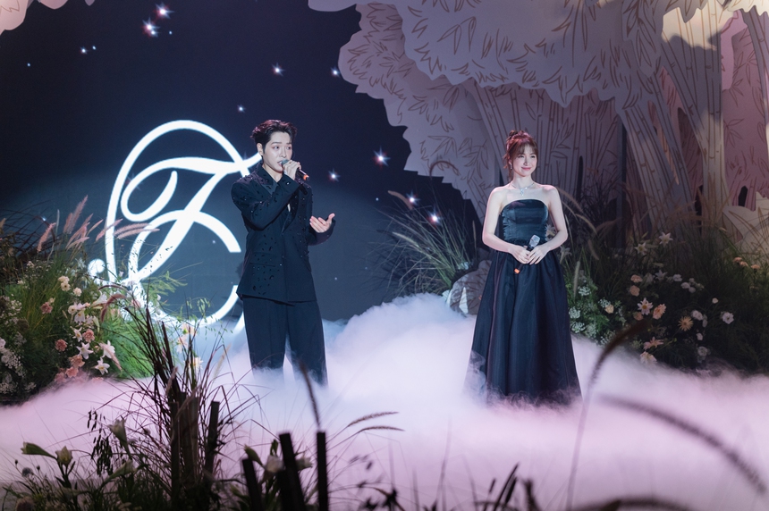 Trang phục cưới đặc biệt NTK Chung Thanh Phong dành cho siêu mẫu Minh Tú - Ảnh 17.