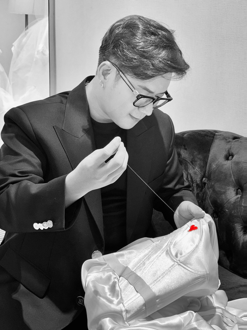 Trang phục cưới đặc biệt NTK Chung Thanh Phong dành cho siêu mẫu Minh Tú - Ảnh 9.