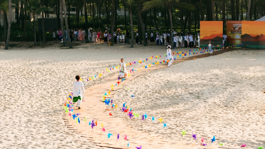 Destination Runway Fashion Week 2024 khai mạc thành công với không gian biển xinh đẹp tại Đà Nẵng  - Ảnh 2.