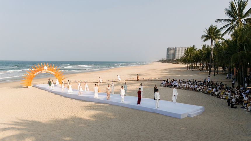 Destination Runway Fashion Week 2024 khai mạc thành công với không gian biển xinh đẹp tại Đà Nẵng  - Ảnh 1.