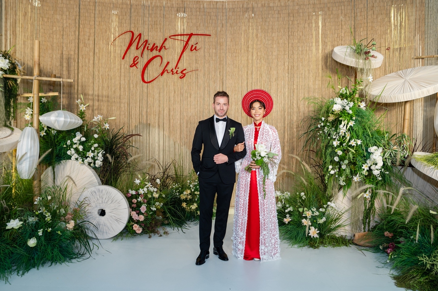 Trang phục cưới đặc biệt NTK Chung Thanh Phong dành cho siêu mẫu Minh Tú - Ảnh 1.