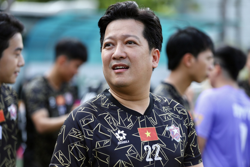 HIEUTHUHAI ăn mừng 'Siuu' kiểu Ronaldo, Ngô Kiến Huy khoe cúp trong ngày dàn 'nam thần' showbit Việt Nam tung hoành trên sân bóng  - Ảnh 2.