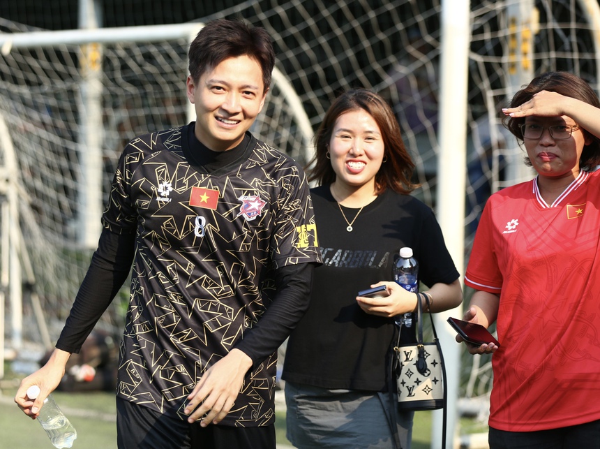 HIEUTHUHAI ăn mừng 'Siuu' kiểu Ronaldo, Ngô Kiến Huy khoe cúp trong ngày dàn 'nam thần' showbit Việt Nam tung hoành trên sân bóng  - Ảnh 3.