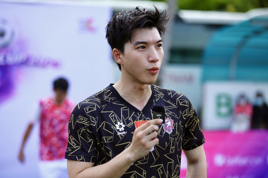 HIEUTHUHAI ăn mừng 'Siuu' kiểu Ronaldo, Ngô Kiến Huy khoe cúp trong ngày dàn 'nam thần' showbit Việt Nam tung hoành trên sân bóng  - Ảnh 4.