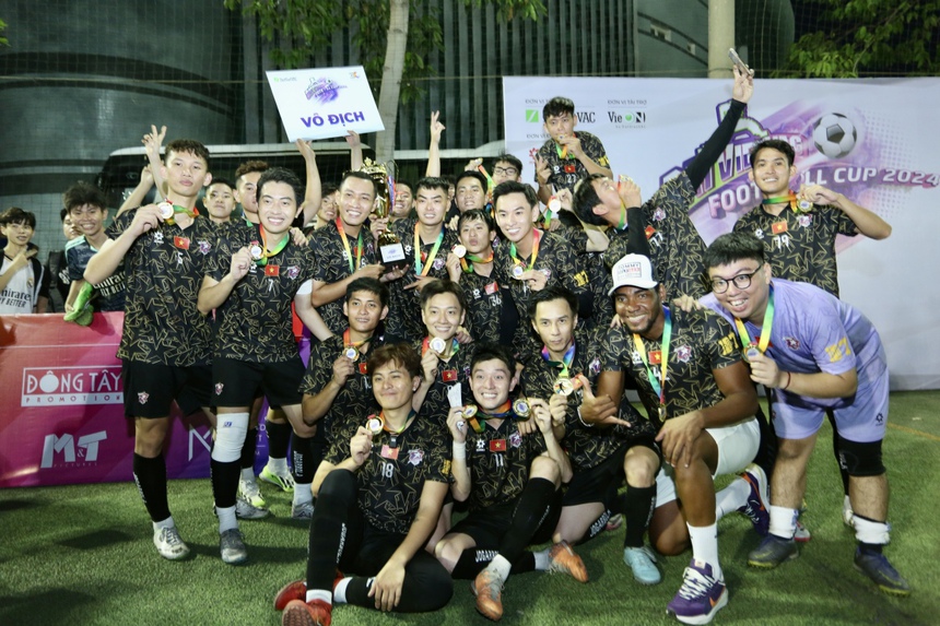 HIEUTHUHAI ăn mừng 'Siuu' kiểu Ronaldo, Ngô Kiến Huy khoe cúp trong ngày dàn 'nam thần' showbit Việt Nam tung hoành trên sân bóng  - Ảnh 9.