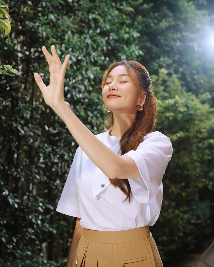 Thanh Hằng biến hoá với trang phục công sở, trở thành đại sứ thương hiệu nội địa - Ảnh 1.