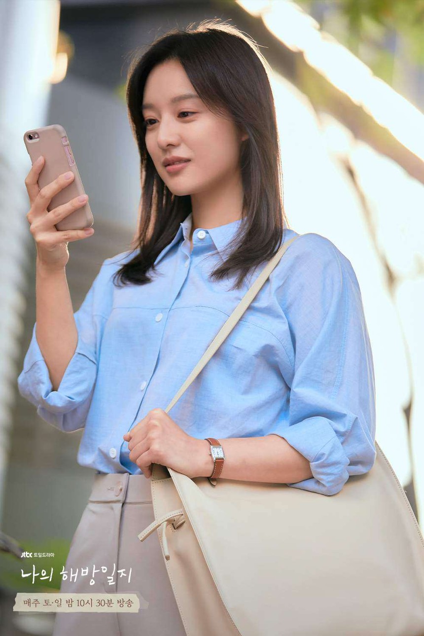 Trái ngược với 'Nữ hoàng nước mắt', Kim Ji Won tự nhận mình là 'nhàm chán' ngoài đời thực - Ảnh 4.