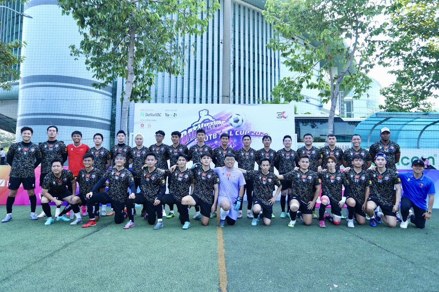 HIEUTHUHAI ăn mừng 'Siuu' kiểu Ronaldo, Ngô Kiến Huy khoe cúp trong ngày dàn 'nam thần' showbit Việt Nam tung hoành trên sân bóng  - Ảnh 1.