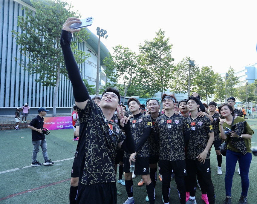 HIEUTHUHAI ăn mừng 'Siuu' kiểu Ronaldo, Ngô Kiến Huy khoe cúp trong ngày dàn 'nam thần' showbit Việt Nam tung hoành trên sân bóng  - Ảnh 5.