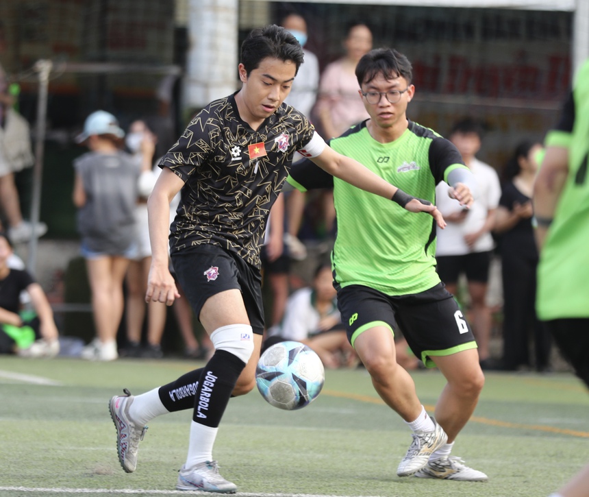 HIEUTHUHAI ăn mừng 'Siuu' kiểu Ronaldo, Ngô Kiến Huy khoe cúp trong ngày dàn 'nam thần' showbit Việt Nam tung hoành trên sân bóng  - Ảnh 6.