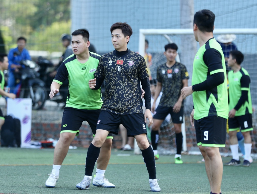 HIEUTHUHAI ăn mừng 'Siuu' kiểu Ronaldo, Ngô Kiến Huy khoe cúp trong ngày dàn 'nam thần' showbit Việt Nam tung hoành trên sân bóng  - Ảnh 7.