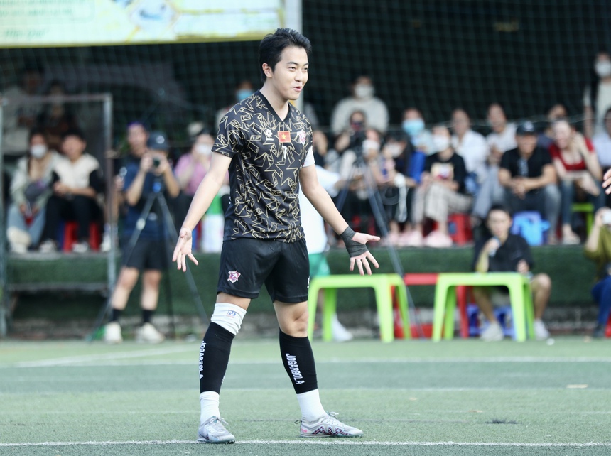 HIEUTHUHAI ăn mừng 'Siuu' kiểu Ronaldo, Ngô Kiến Huy khoe cúp trong ngày dàn 'nam thần' showbit Việt Nam tung hoành trên sân bóng  - Ảnh 8.