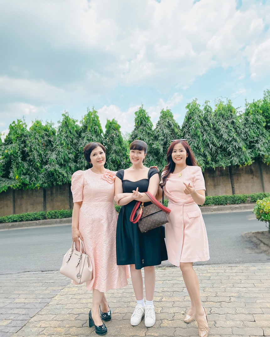 Vân Dung tuổi 48: Nhan sắc trẻ trung, hạnh phúc bên con trai khi nối nghiệp mẹ - Ảnh 4.