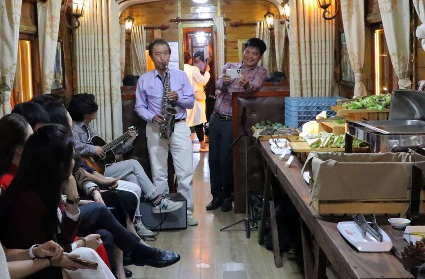 Xe lửa đêm Đà Lạt, trải nghiệm sản phẩm du lịch mới cho du khách tới phố núi - Ảnh 3.