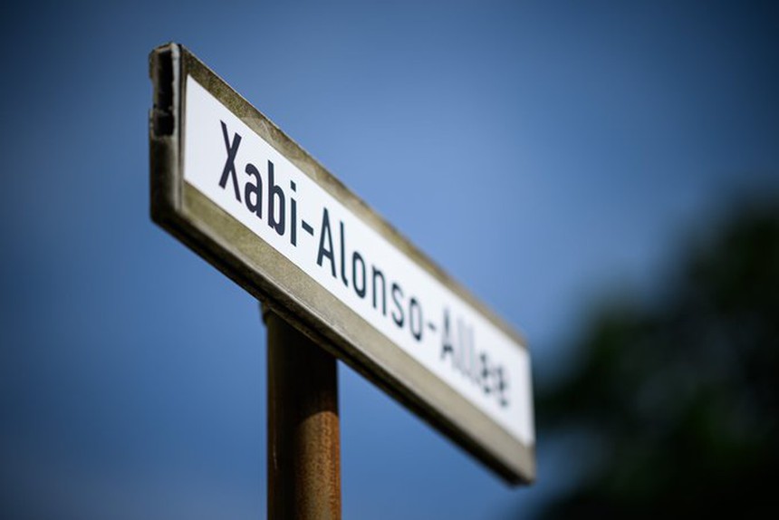 Bayer Leverkusen vinh danh Xabi Alonso theo cách đặc biệt - Ảnh 2.