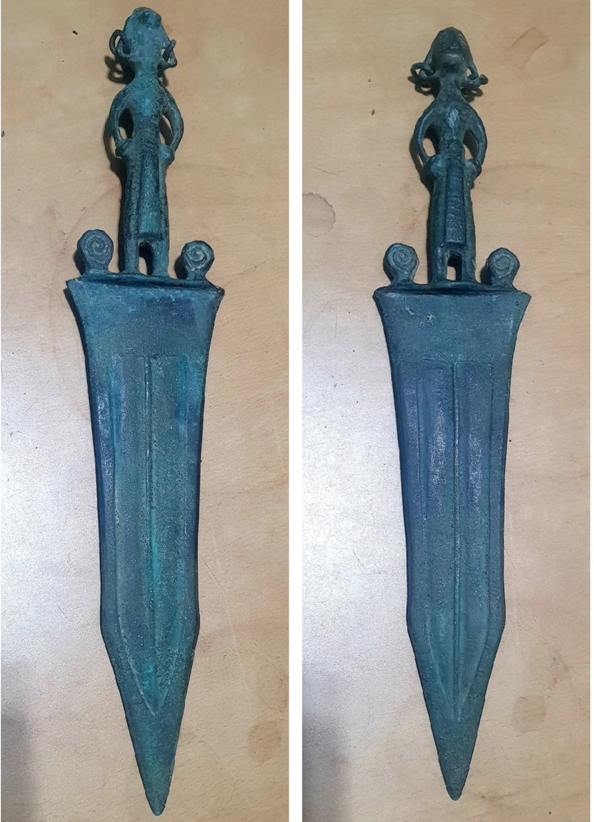 Phát hiện dao găm Đông Sơn dưới lòng sông Đà - Ảnh 2. Phát hiện dao găm Đông Sơn dưới lòng sông Đà - Ảnh 2.