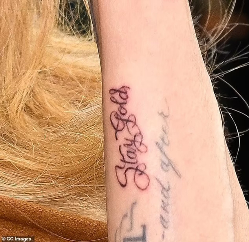 Angelina Jolie xuất hiện tươi tắn với hình xăm mới cùng Pax Thiên - Ảnh 2.