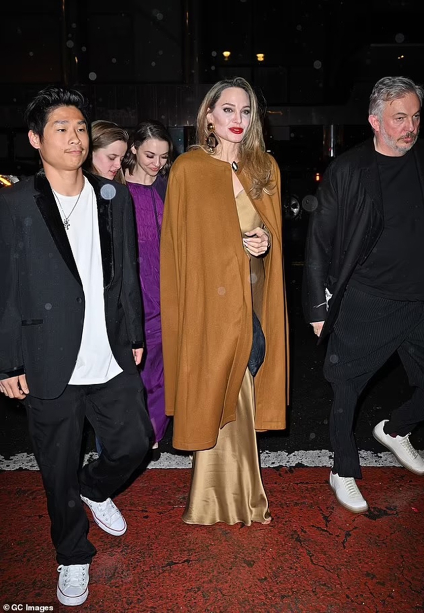 Angelina Jolie xuất hiện tươi tắn với hình xăm mới cùng Pax Thiên - Ảnh 5.