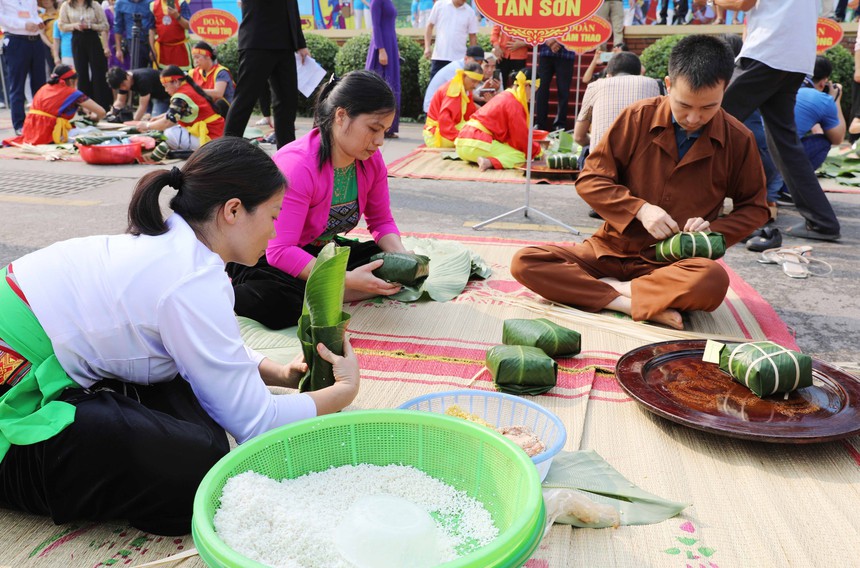 Sôi nổi Hội thi gói, nấu bánh chưng, giã bánh giầy dịp Giỗ Tổ Hùng Vương - Ảnh 3. Sôi nổi Hội thi gói, nấu bánh chưng, giã bánh giầy dịp Giỗ Tổ Hùng Vương - Ảnh 3.