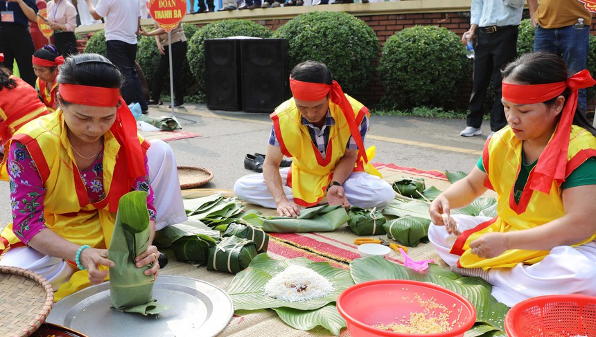 Sôi nổi Hội thi gói, nấu bánh chưng, giã bánh giầy dịp Giỗ Tổ Hùng Vương - Ảnh 2. Sôi nổi Hội thi gói, nấu bánh chưng, giã bánh giầy dịp Giỗ Tổ Hùng Vương - Ảnh 2.