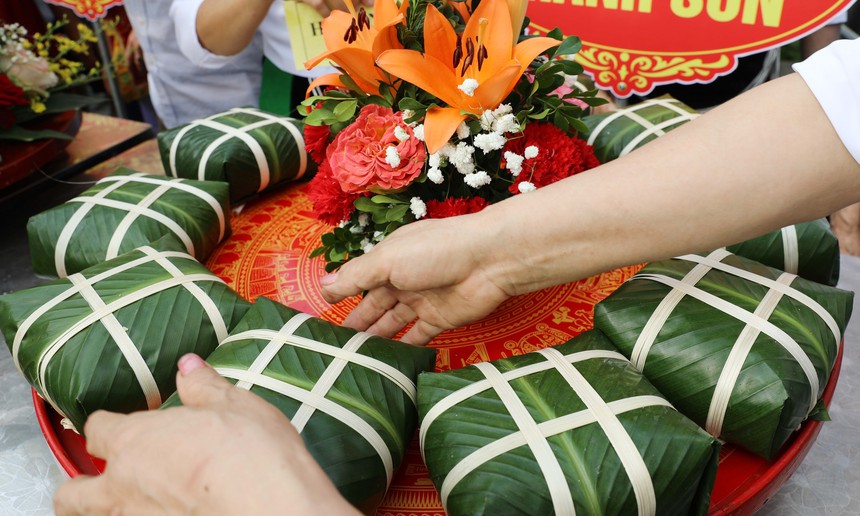 Sôi nổi Hội thi gói, nấu bánh chưng, giã bánh giầy dịp Giỗ Tổ Hùng Vương - Ảnh 4. Sôi nổi Hội thi gói, nấu bánh chưng, giã bánh giầy dịp Giỗ Tổ Hùng Vương - Ảnh 4.