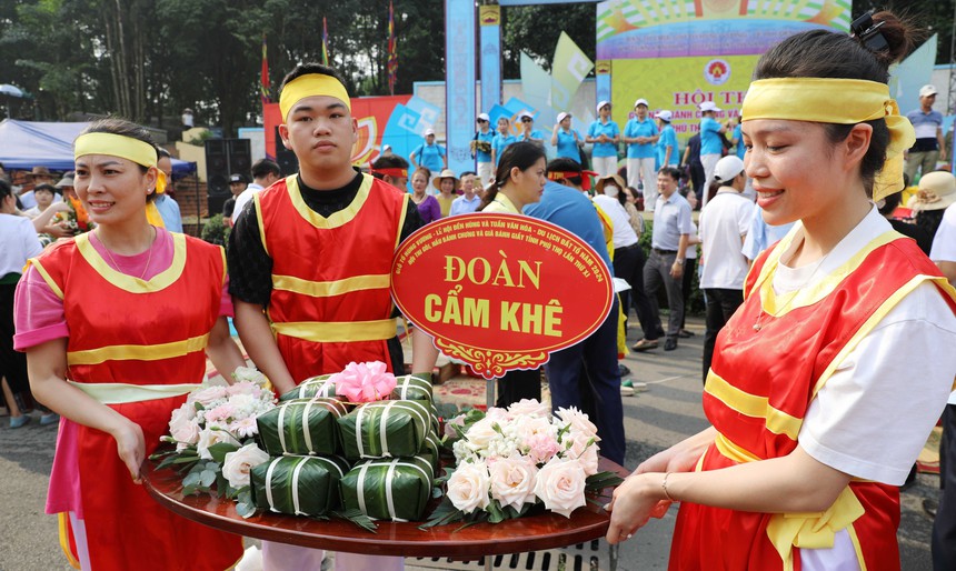 Sôi nổi Hội thi gói, nấu bánh chưng, giã bánh giầy dịp Giỗ Tổ Hùng Vương - Ảnh 1. Sôi nổi Hội thi gói, nấu bánh chưng, giã bánh giầy dịp Giỗ Tổ Hùng Vương - Ảnh 1.