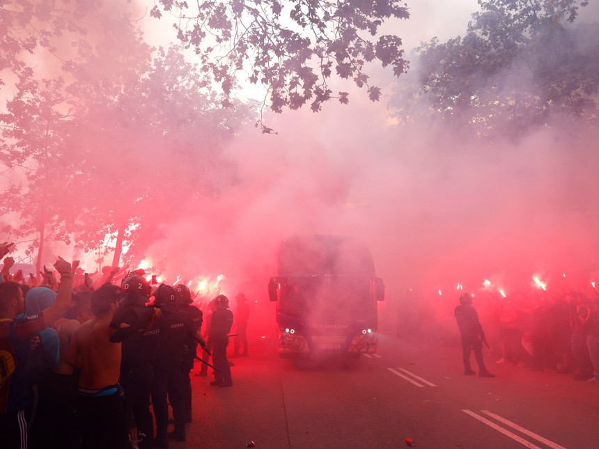 CĐV Barca tấn công… nhầm xe chở đội nhà - Ảnh 2.