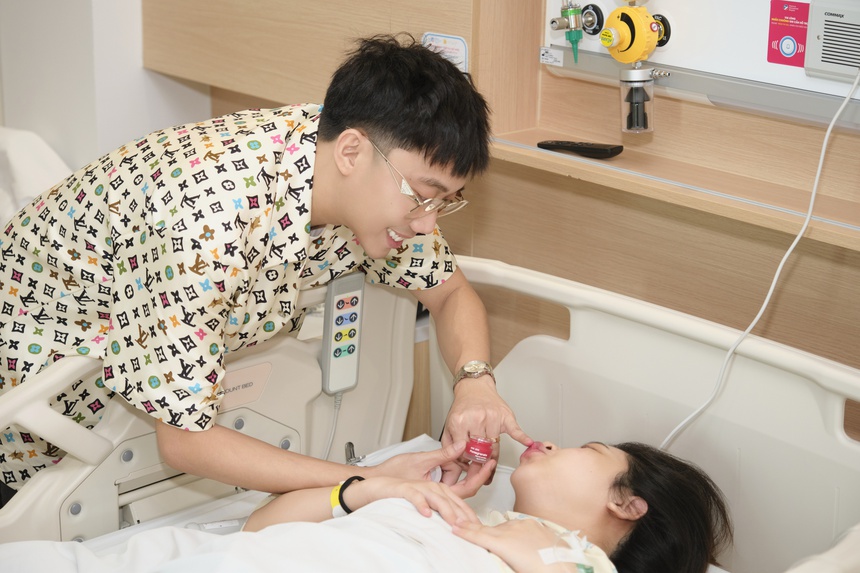 Cặp đôi Kim Chi - Gino Tống săn 'rồng vàng' thành công, hạnh phúc chào đón cặp sinh đôi chào đời - Ảnh 1.