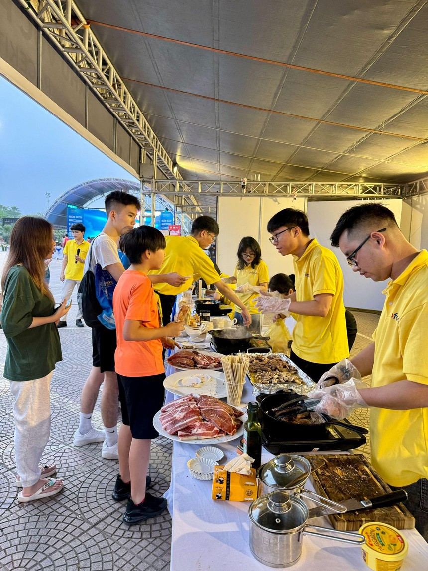 Gofood tự hào đồng hành cùng giải chạy Tay Ho Half Marathon 2024 - Ảnh 2.