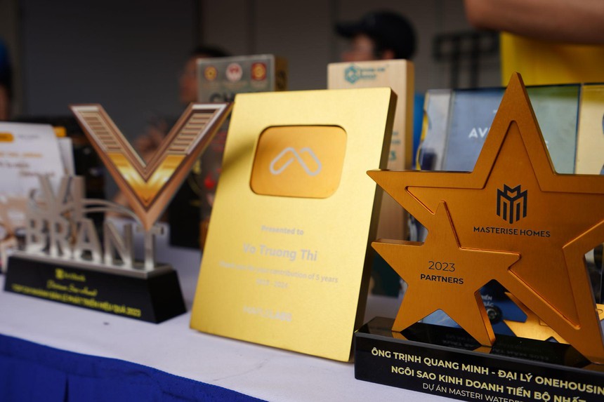 Gogift cung cấp cúp vinh danh, bảng vinh danh cho giải chạy Tay Ho Half Marathon 2024 - Ảnh 4. Gogift cung cấp cúp vinh danh, bảng vinh danh cho giải chạy Tay Ho Half Marathon 2024 - Ảnh 4.