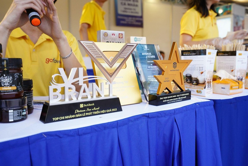 Gogift cung cấp cúp vinh danh, bảng vinh danh cho giải chạy Tay Ho Half Marathon 2024 - Ảnh 5. Gogift cung cấp cúp vinh danh, bảng vinh danh cho giải chạy Tay Ho Half Marathon 2024 - Ảnh 5.