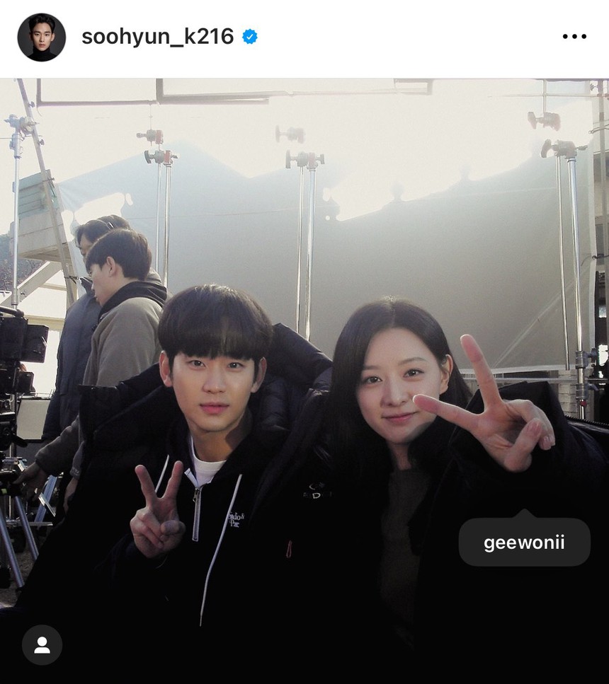 Kim Soo Hyun tung ảnh chụp cùng Kim Ji Won, trông như một cặp đôi thực sự - Ảnh 1. Kim Soo Hyun tung ảnh chụp cùng Kim Ji Won, trông như một cặp đôi thực sự - Ảnh 1.