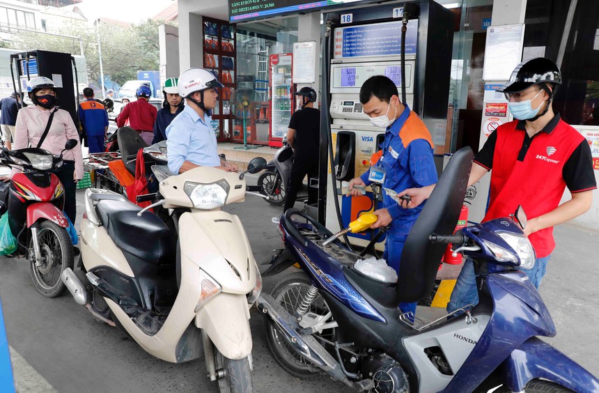 Giá xăng tăng hơn 400 đồng/lít từ 15h - Ảnh 1.