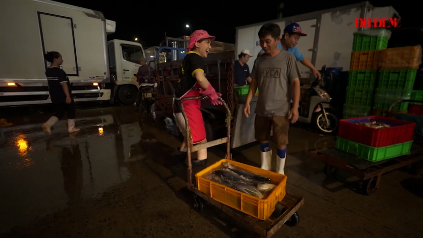 Hòa Minzy bật khóc nức nở khi làm cửu vạn ở chợ cá  - Ảnh 3.