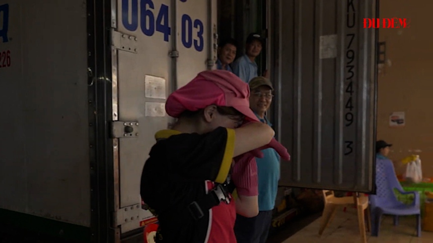 Hòa Minzy bật khóc nức nở khi làm cửu vạn ở chợ cá  - Ảnh 6.