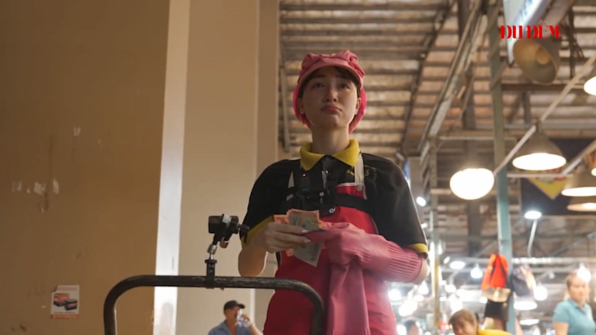 Hòa Minzy bật khóc nức nở khi làm cửu vạn ở chợ cá  - Ảnh 5.