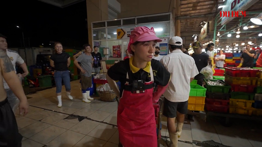 Hòa Minzy bật khóc nức nở khi làm cửu vạn ở chợ cá  - Ảnh 4.