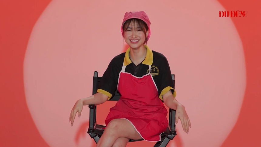 Hòa Minzy bật khóc nức nở khi làm cửu vạn ở chợ cá  - Ảnh 1.