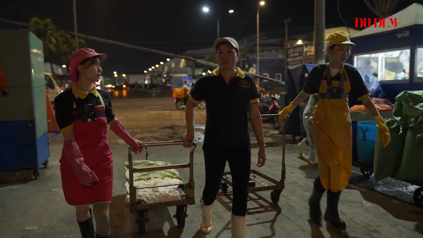 Hòa Minzy bật khóc nức nở khi làm cửu vạn ở chợ cá  - Ảnh 2.