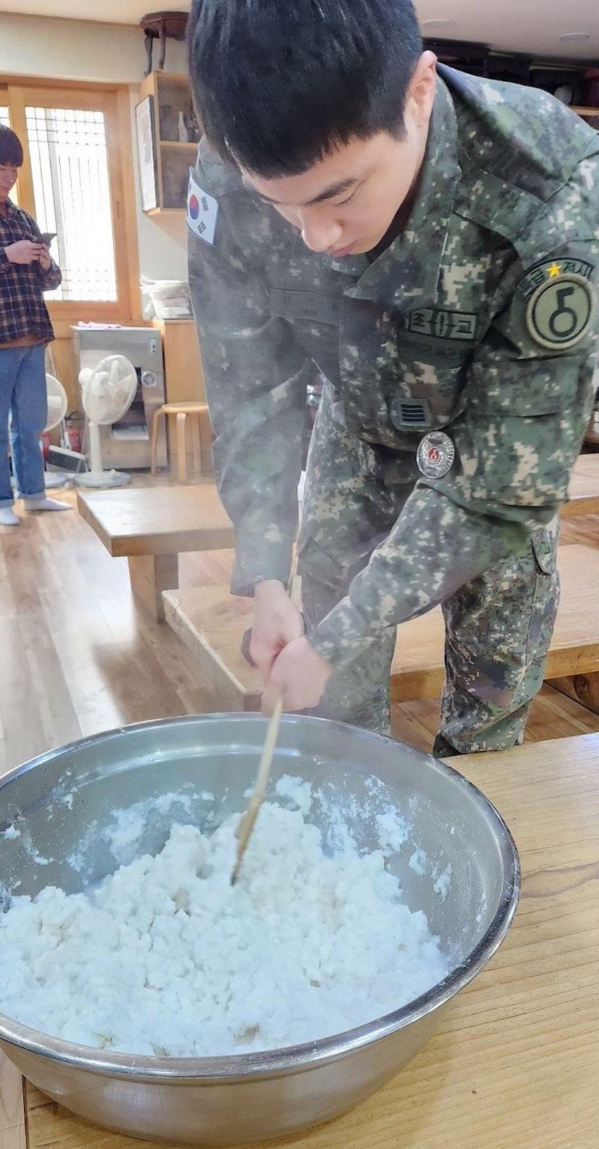 V BTS gây choáng váng trong những hình ảnh quân sự mới nhất - Ảnh 3. V BTS gây choáng váng trong những hình ảnh quân sự mới nhất - Ảnh 3.