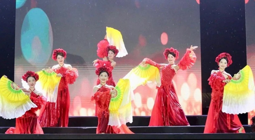 Đa sắc màu chương trình nghệ thuật 'Hội tụ non sông' - Đất Tổ Hùng Vương - Ảnh 1. Đa sắc màu chương trình nghệ thuật 'Hội tụ non sông' - Đất Tổ Hùng Vương - Ảnh 1.