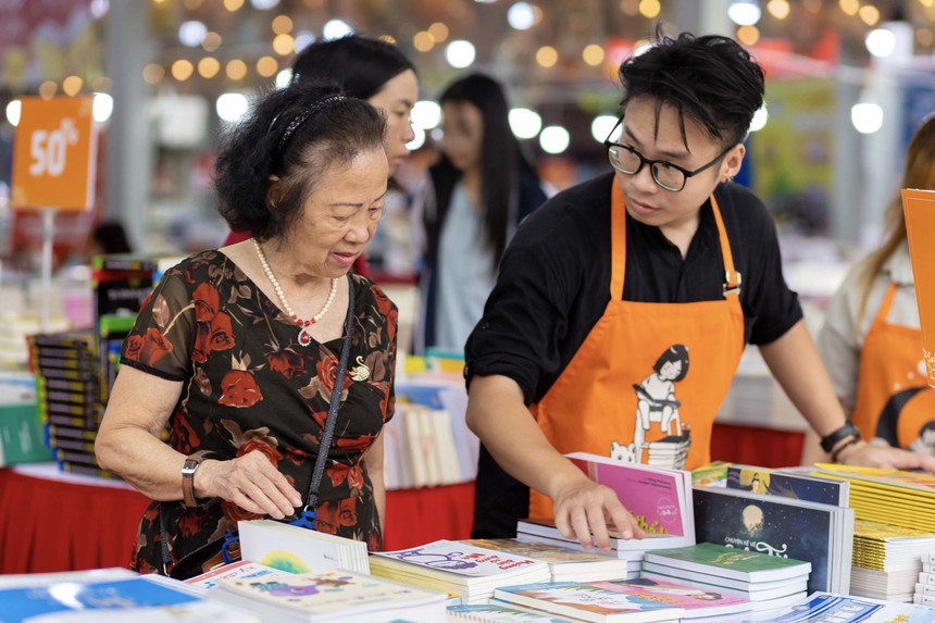 Trưởng ban Tuyên giáo Trung ương Nguyễn Trọng Nghĩa đánh trống khai mạc Ngày Sách và Văn hóa đọc Việt Nam lần thứ 3 - Ảnh 4.