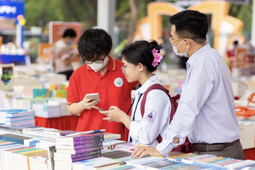 Trưởng ban Tuyên giáo Trung ương Nguyễn Trọng Nghĩa đánh trống khai mạc Ngày Sách và Văn hóa đọc Việt Nam lần thứ 3 - Ảnh 5.