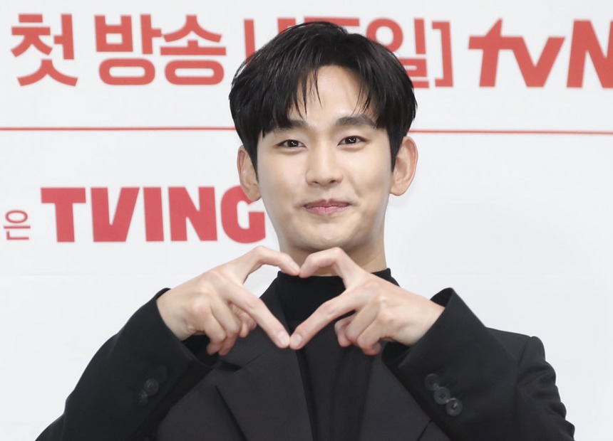 Kim Soo Hyun hát OST lần đầu tiên sau một thập kỷ cho 'Nữ hoàng nước mắt' - Ảnh 1.