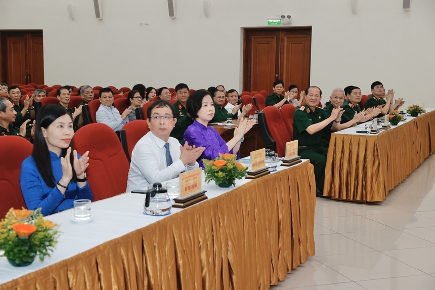 TTXVN tổ chức nhiều hoạt động thiết thực chào mừng 70 năm Chiến thắng Điện Biên Phủ - Ảnh 1. TTXVN tổ chức nhiều hoạt động thiết thực chào mừng 70 năm Chiến thắng Điện Biên Phủ - Ảnh 1.