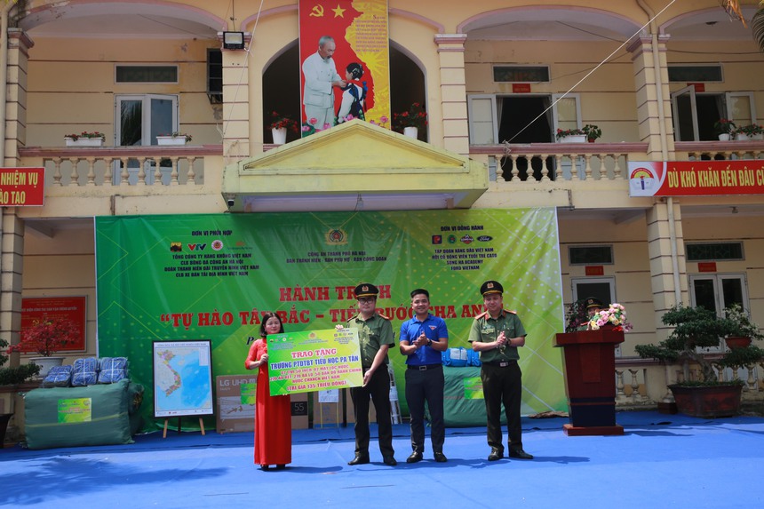 Hành trình thiện nguyện hướng về Điện Biên của tuổi trẻ Công an Hà Nội - Ảnh 1.