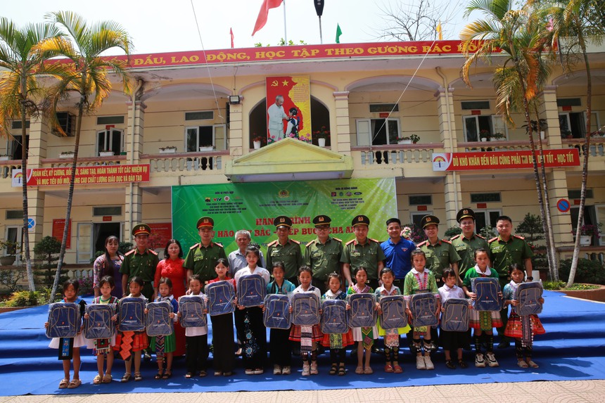 Hành trình thiện nguyện hướng về Điện Biên của tuổi trẻ Công an Hà Nội - Ảnh 2.