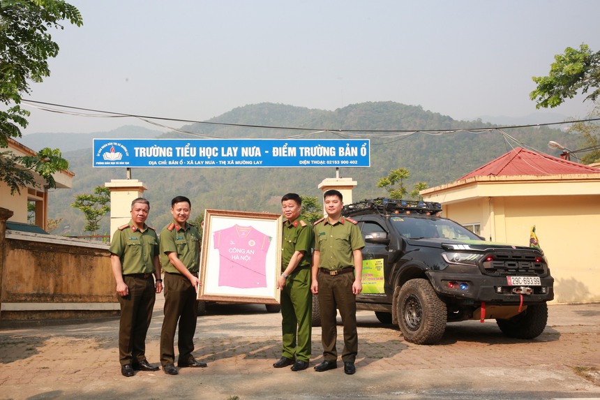 Hành trình thiện nguyện hướng về Điện Biên của tuổi trẻ Công an Hà Nội - Ảnh 4.